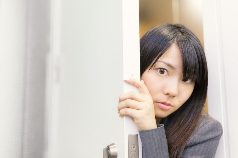 職場で八つ当たりしてくる女性の先輩におびえる女性